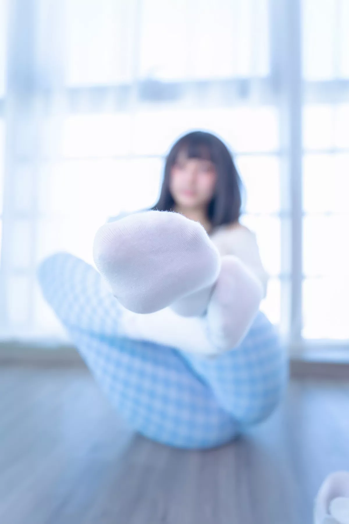 萝莉美女神楽坂真冬蓝白格主题室内性感白色抹胸上衣配紧身运动裤撩人写真75P