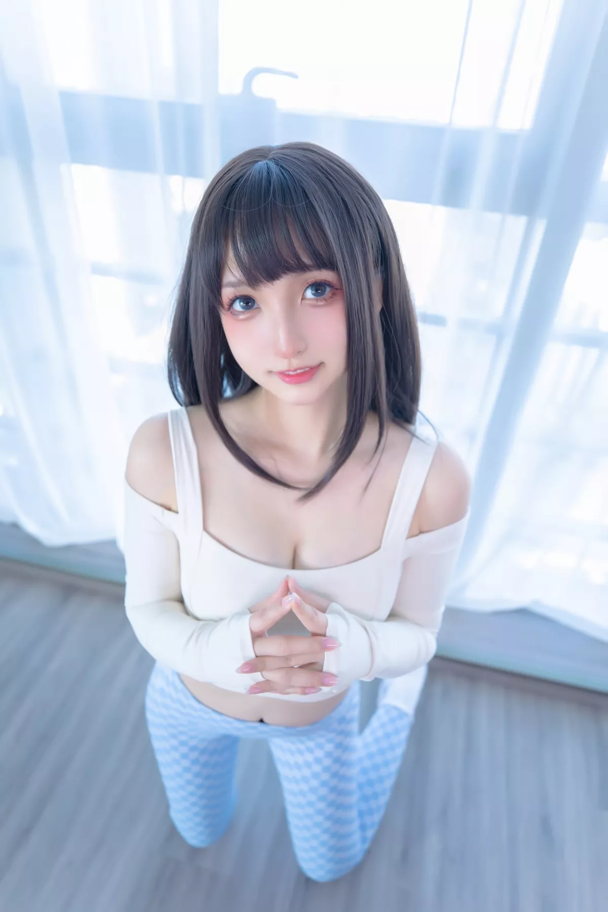 萝莉美女神楽坂真冬蓝白格主题室内性感白色抹胸上衣配紧身运动裤撩人写真75P