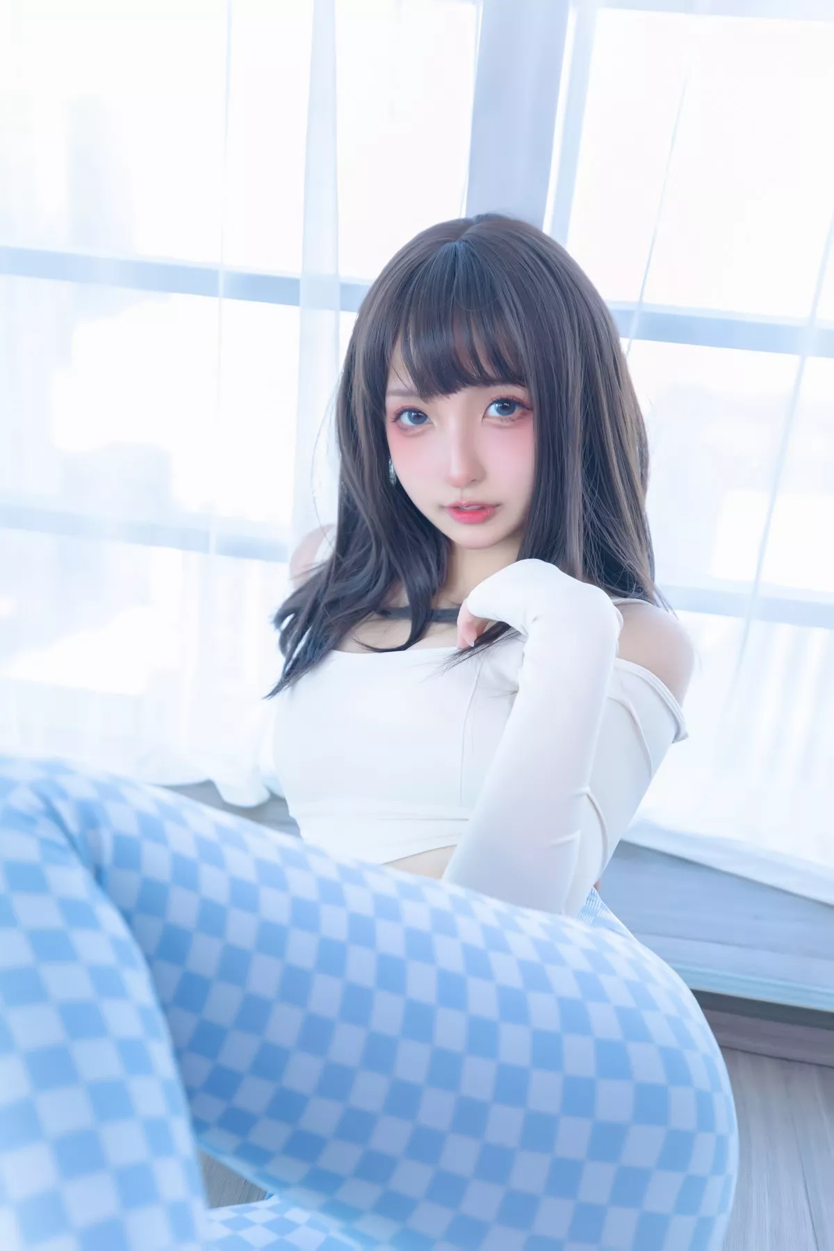 萝莉美女神楽坂真冬蓝白格主题室内性感白色抹胸上衣配紧身运动裤撩人写真75P