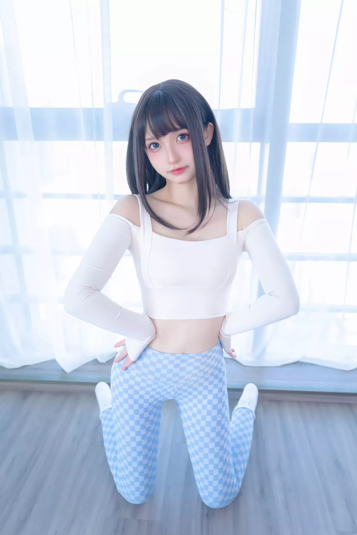 萝莉美女神楽坂真冬蓝白格主题室内性感白色抹胸上衣配紧身运动裤撩人写真75P