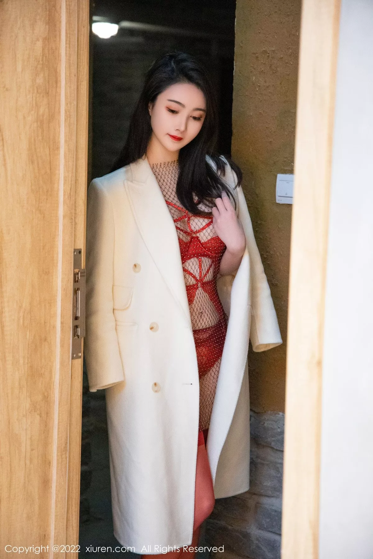 XiuRen第4997期_模特Summer宝宝私房情趣捆绑红色内衣配红丝吊袜惹火诱惑写真48P