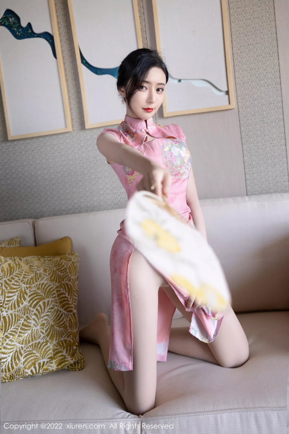 XiuRen第5007期_女神王馨瑶yanni厦门旅拍脱粉红旗袍露性感内衣超薄肉丝诱惑写真85P