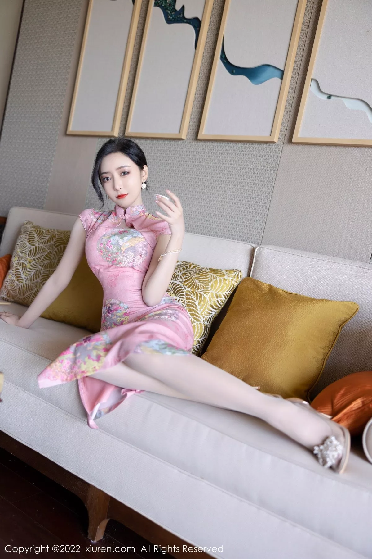 XiuRen第5007期_女神王馨瑶yanni厦门旅拍脱粉红旗袍露性感内衣超薄肉丝诱惑写真85P