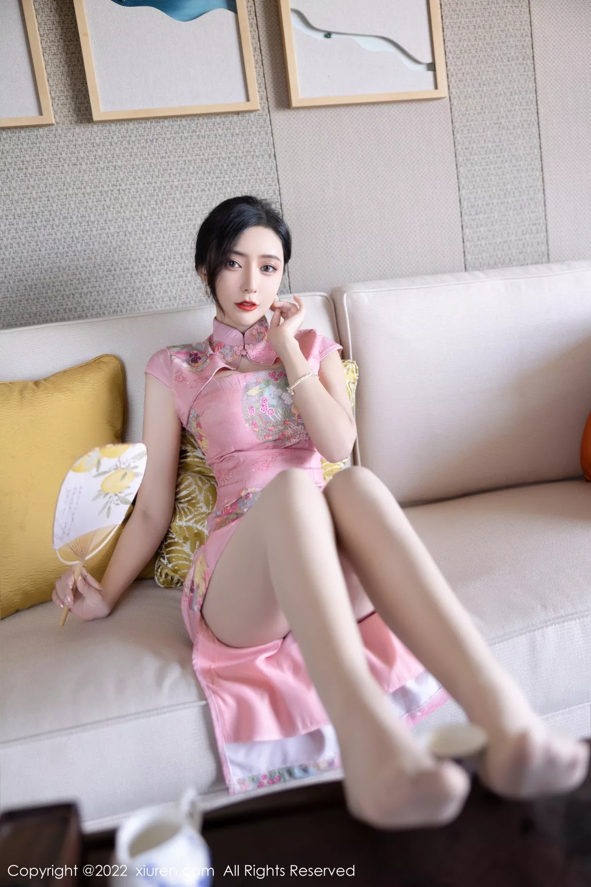 XiuRen第5007期_女神王馨瑶yanni厦门旅拍脱粉红旗袍露性感内衣超薄肉丝诱惑写真85P