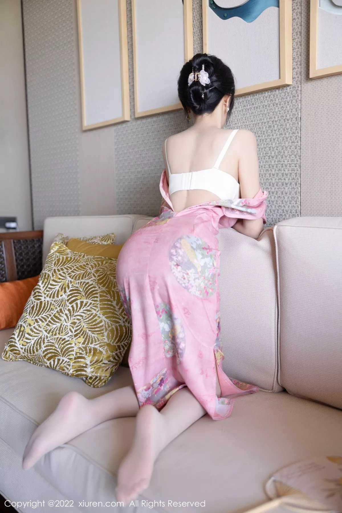 XiuRen第5007期_女神王馨瑶yanni厦门旅拍脱粉红旗袍露性感内衣超薄肉丝诱惑写真85P