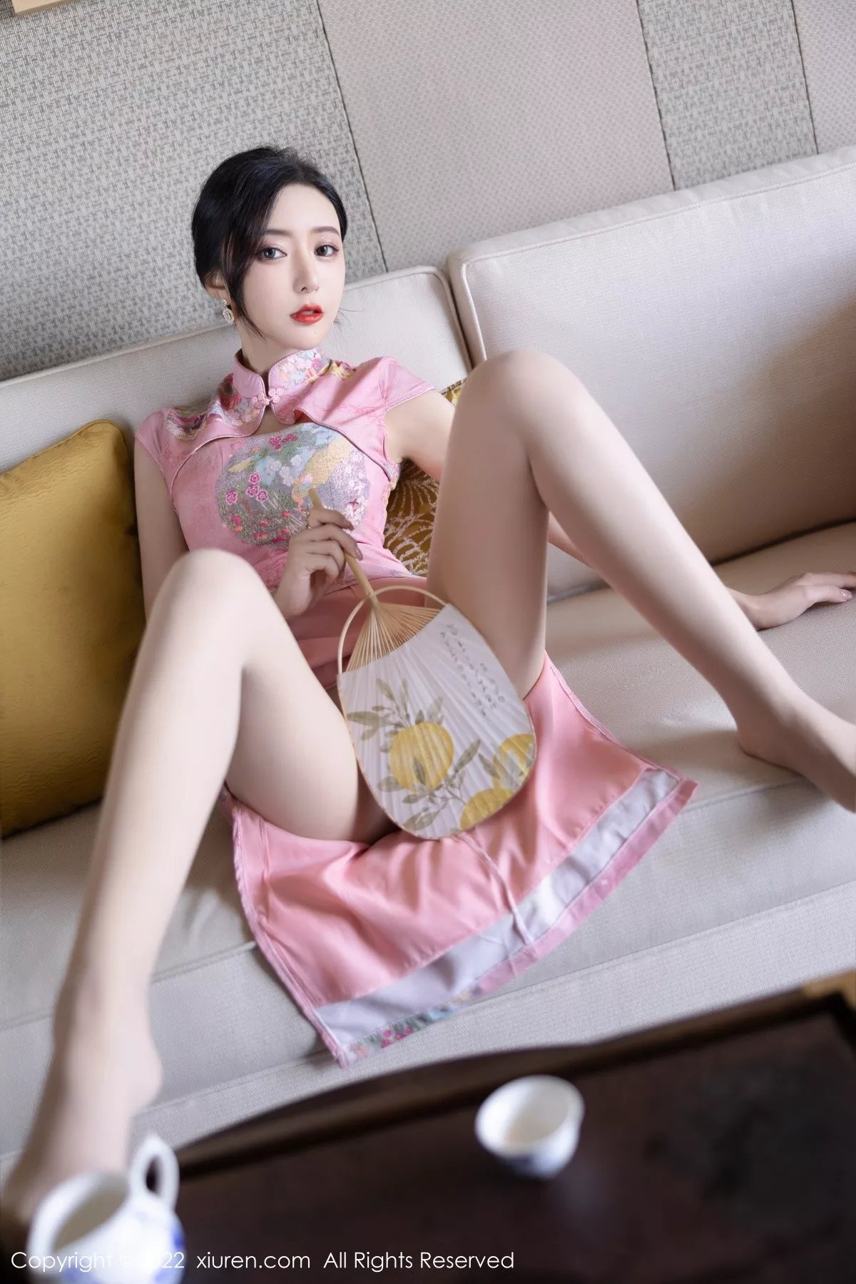 XiuRen第5007期_女神王馨瑶yanni厦门旅拍脱粉红旗袍露性感内衣超薄肉丝诱惑写真85P
