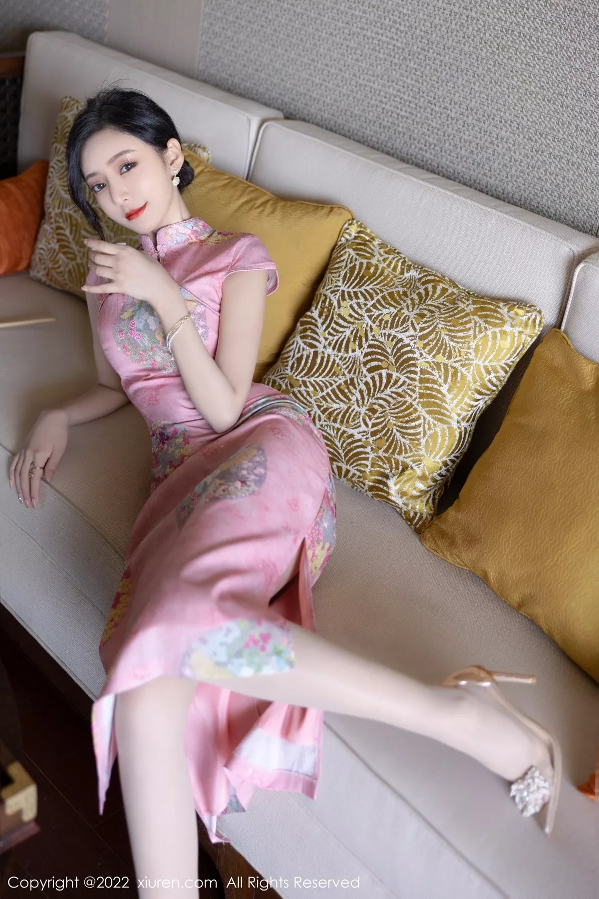 XiuRen第5007期_女神王馨瑶yanni厦门旅拍脱粉红旗袍露性感内衣超薄肉丝诱惑写真85P