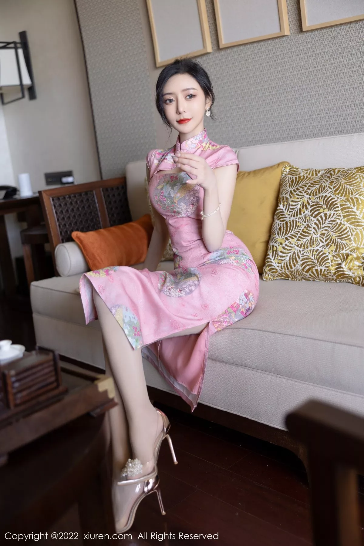 XiuRen第5007期_女神王馨瑶yanni厦门旅拍脱粉红旗袍露性感内衣超薄肉丝诱惑写真85P