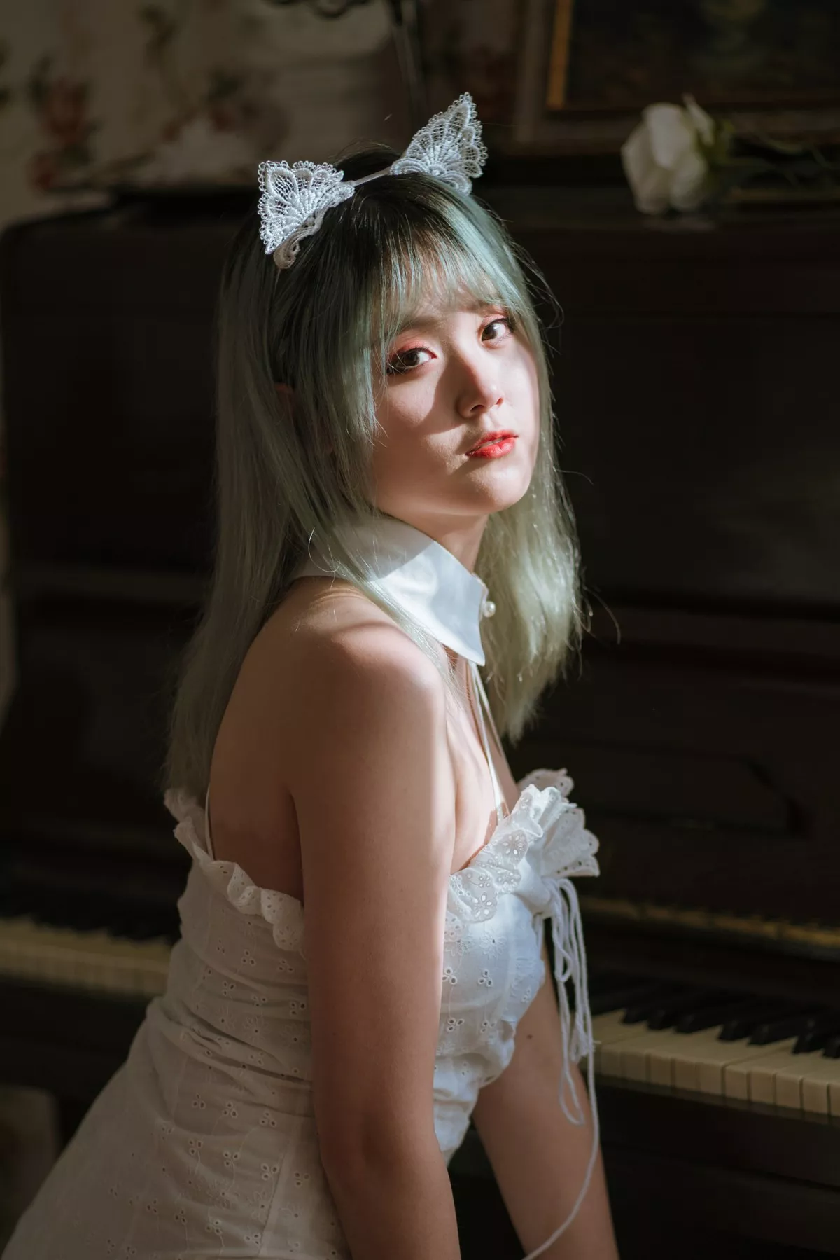 Coser美女Akisoso秋楚楚复古主题私房性感白色吊裙配白丝袜秀美腿性感写真27P