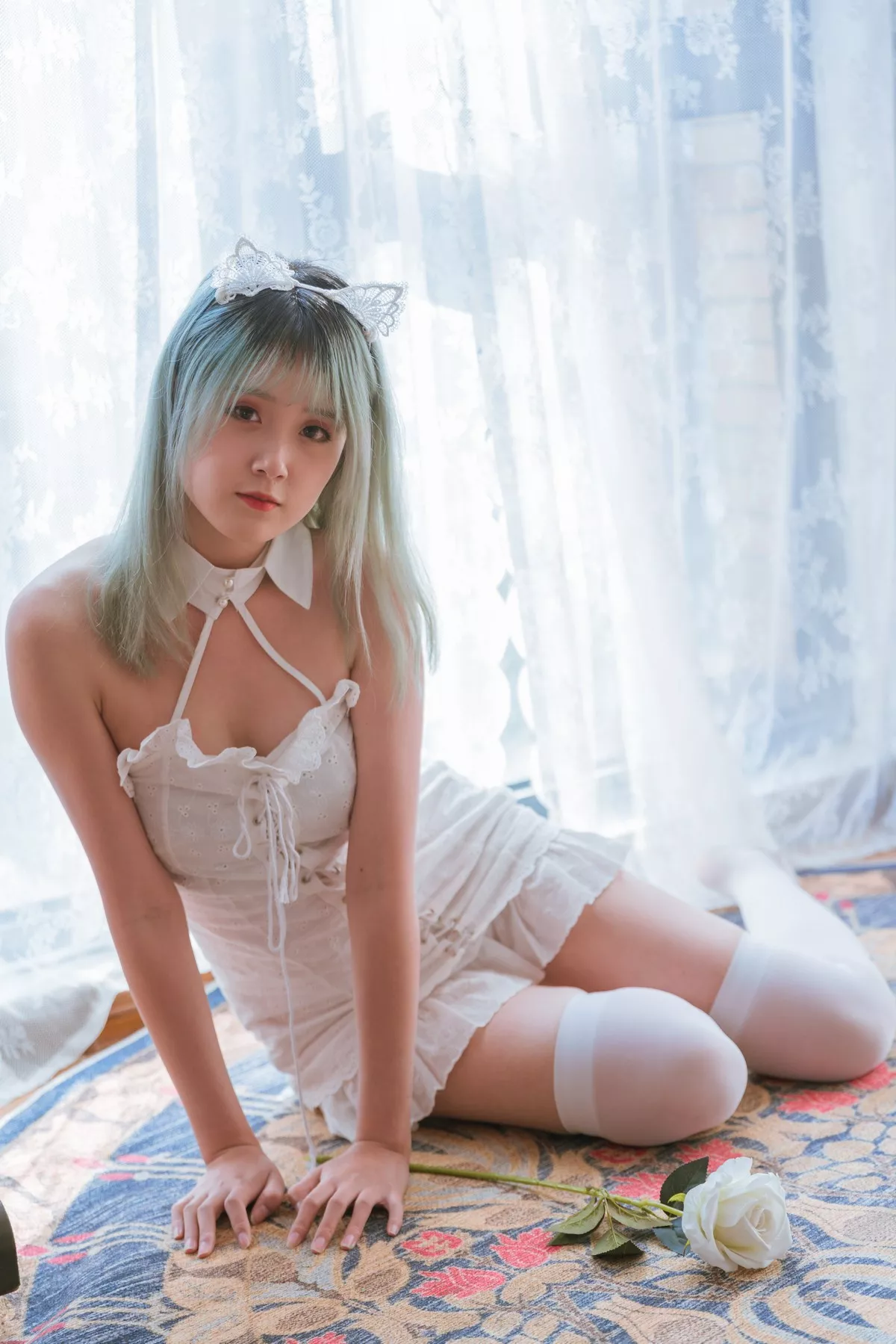 Coser美女Akisoso秋楚楚复古主题私房性感白色吊裙配白丝袜秀美腿性感写真27P