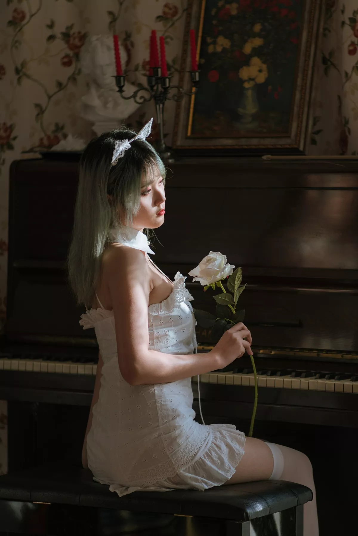 Coser美女Akisoso秋楚楚复古主题私房性感白色吊裙配白丝袜秀美腿性感写真27P