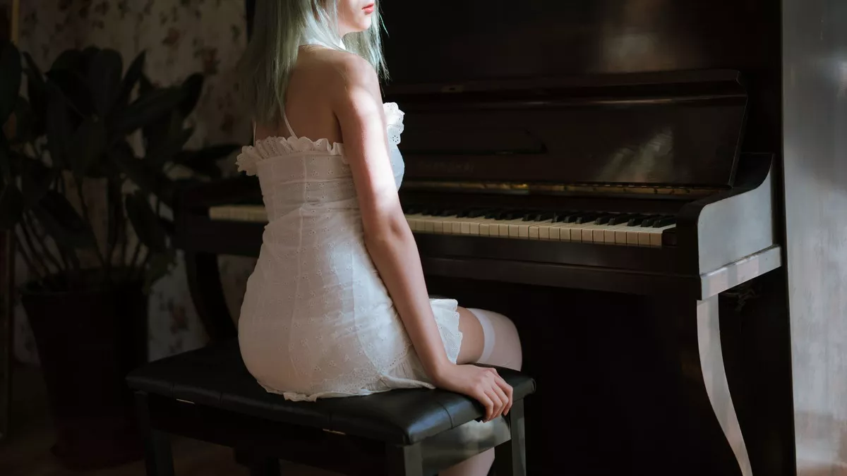Coser美女Akisoso秋楚楚复古主题私房性感白色吊裙配白丝袜秀美腿性感写真27P