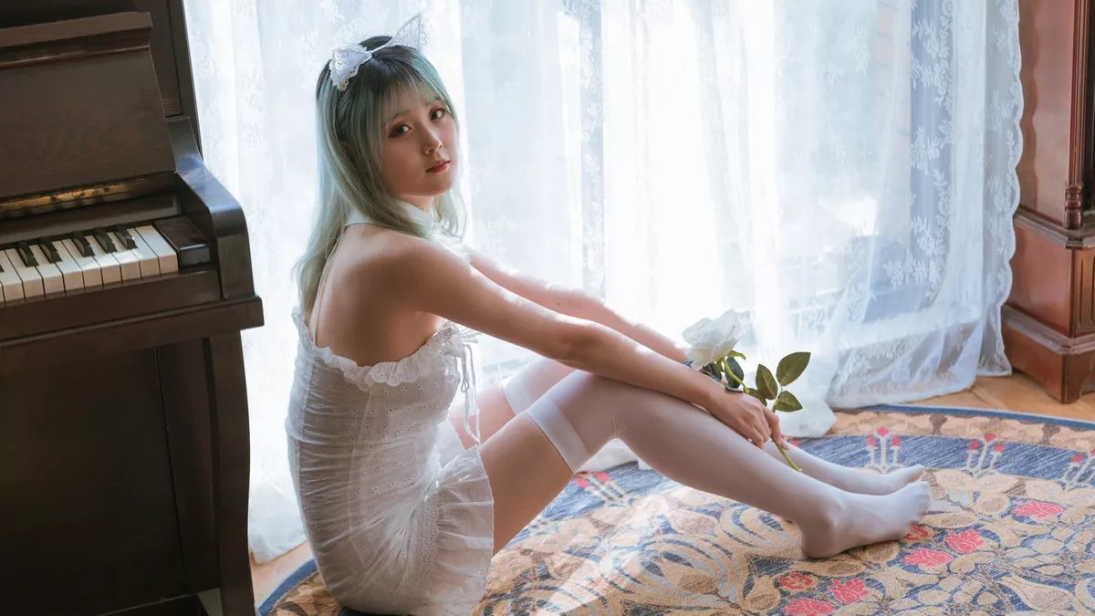 Coser美女Akisoso秋楚楚复古主题私房性感白色吊裙配白丝袜秀美腿性感写真27P