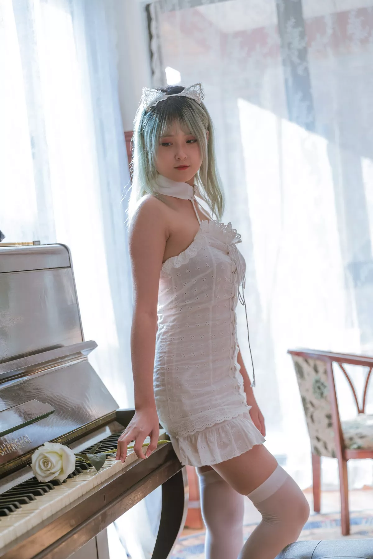 Coser美女Akisoso秋楚楚复古主题私房性感白色吊裙配白丝袜秀美腿性感写真27P