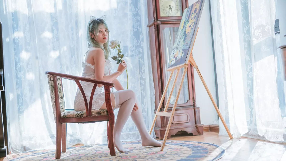 Coser美女Akisoso秋楚楚复古主题私房性感白色吊裙配白丝袜秀美腿性感写真27P