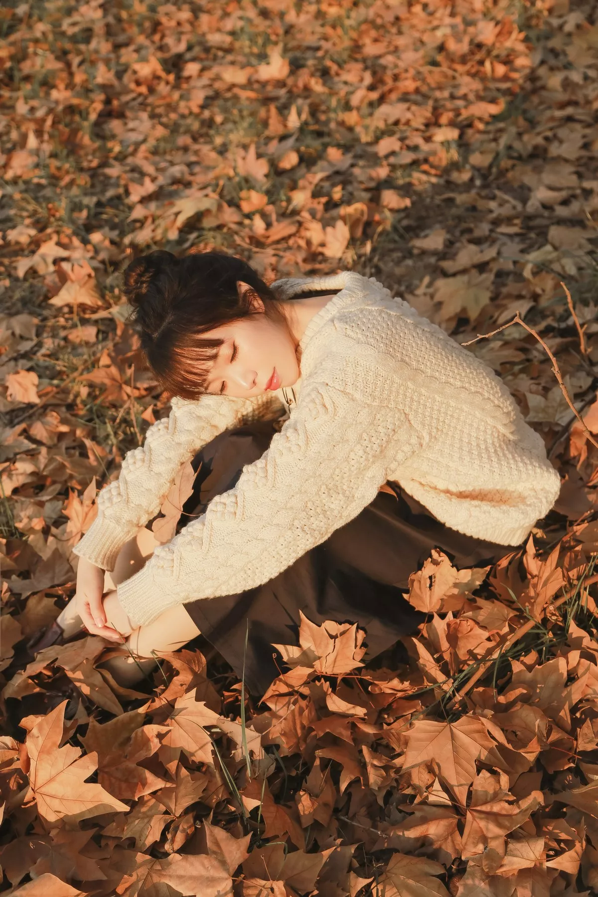微博妹子Fushii_海堂秋日女友主题户外枫林树下白色毛衣配黑短裙清爽迷人写真31P