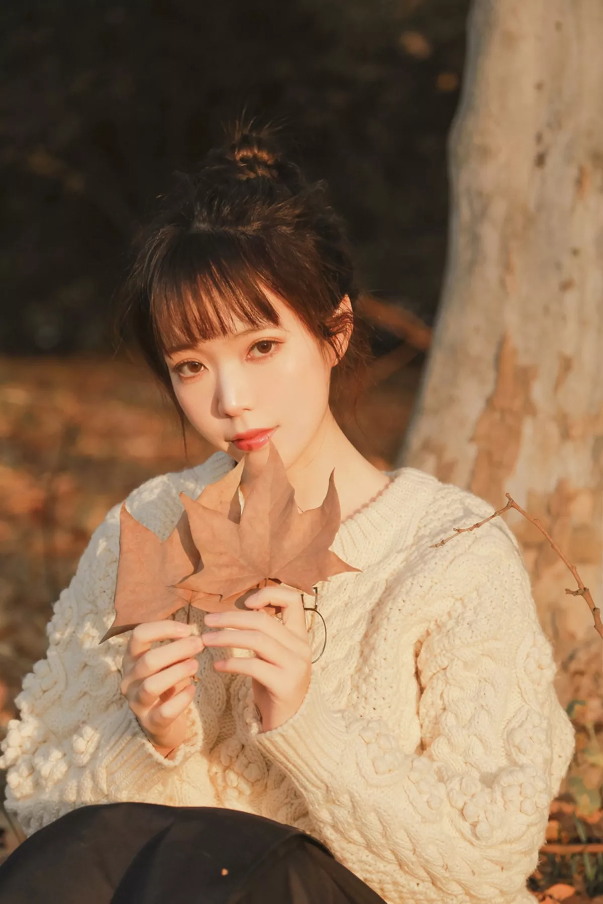 微博妹子Fushii_海堂秋日女友主题户外枫林树下白色毛衣配黑短裙清爽迷人写真31P