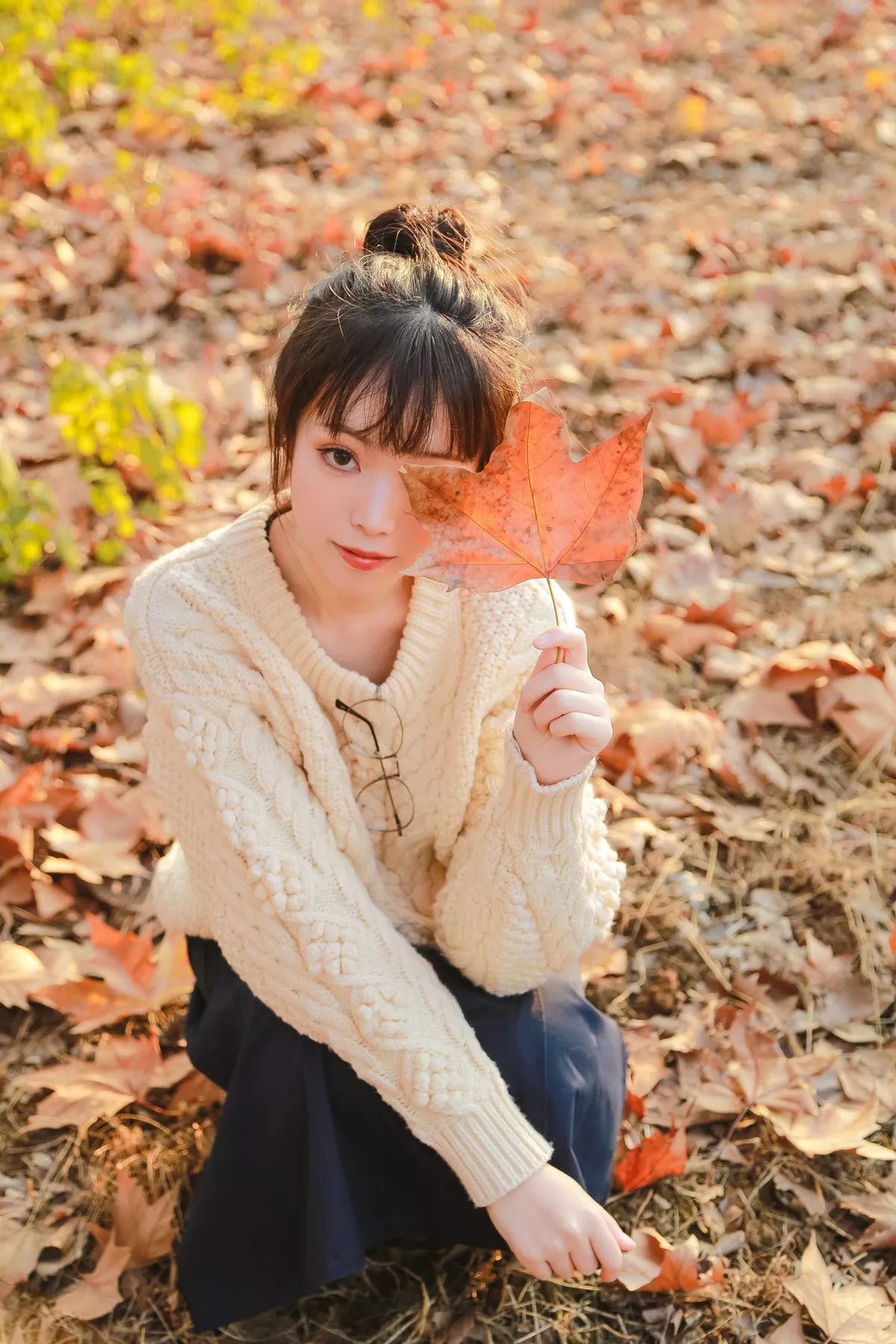 微博妹子Fushii_海堂秋日女友主题户外枫林树下白色毛衣配黑短裙清爽迷人写真31P