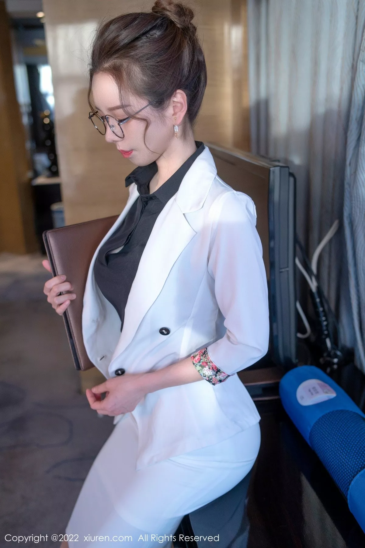 XiuRen第4917期_模特大美媚京私房半脱露黑色高叉连体衣配闪亮黑丝完美诱惑写真62P