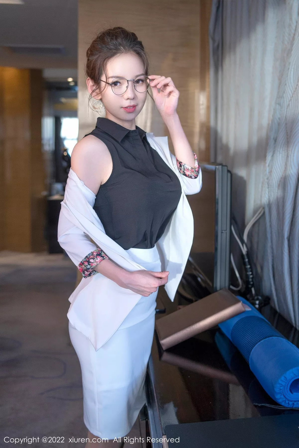 XiuRen第4917期_模特大美媚京私房半脱露黑色高叉连体衣配闪亮黑丝完美诱惑写真62P