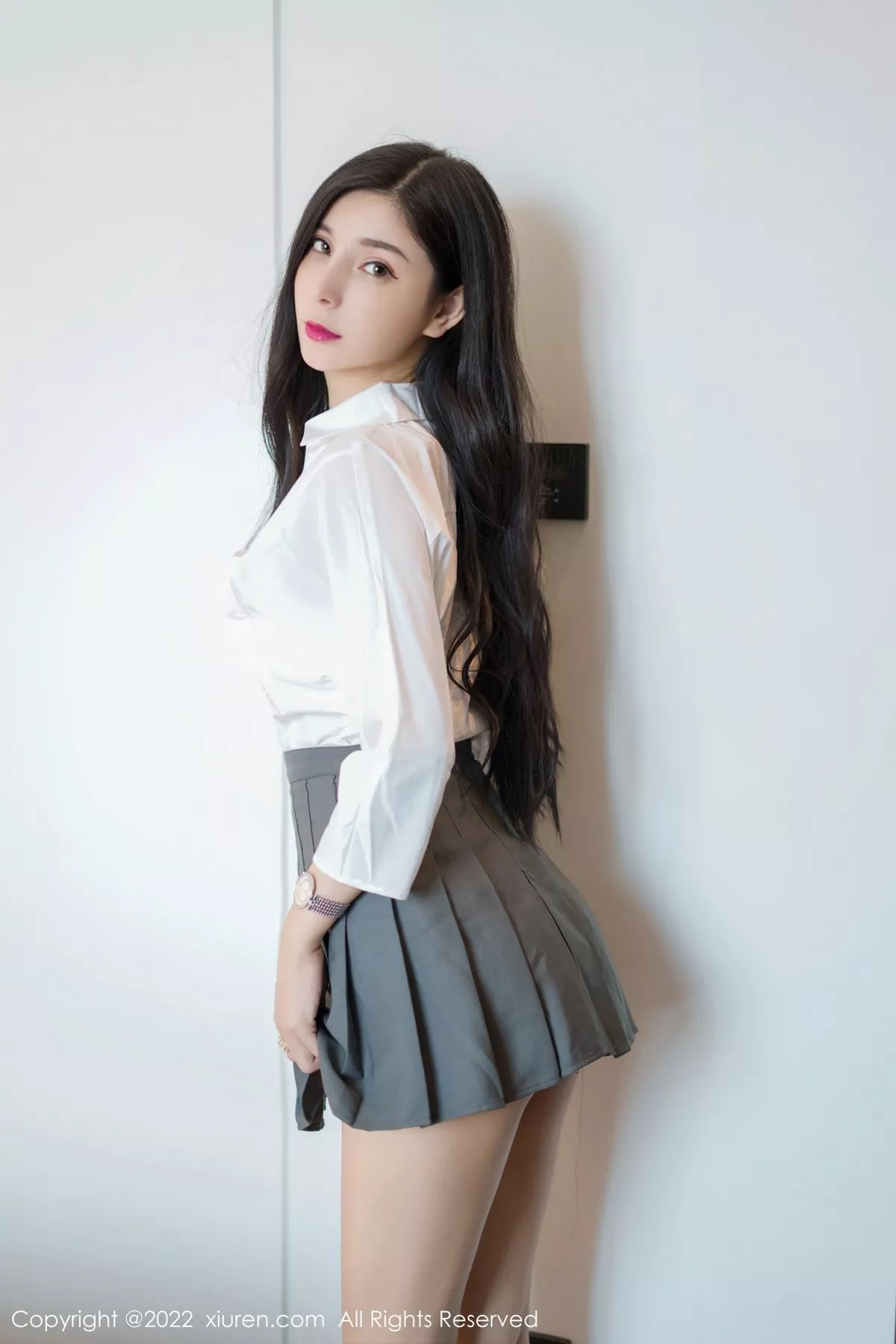 XiuRen第4918期_模特小蛮妖Yummy性感白T配灰色短裙露白色蕾丝内衣诱惑写真52P