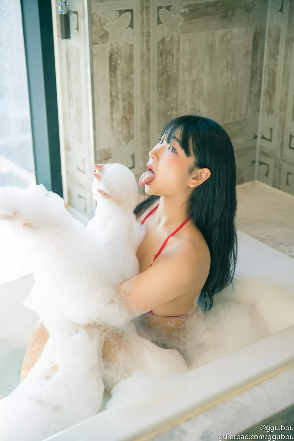 韩国美女ggubbu泡泡浴主题私房浴室性感红色三点式比基尼秀丰满身材诱惑写真50P