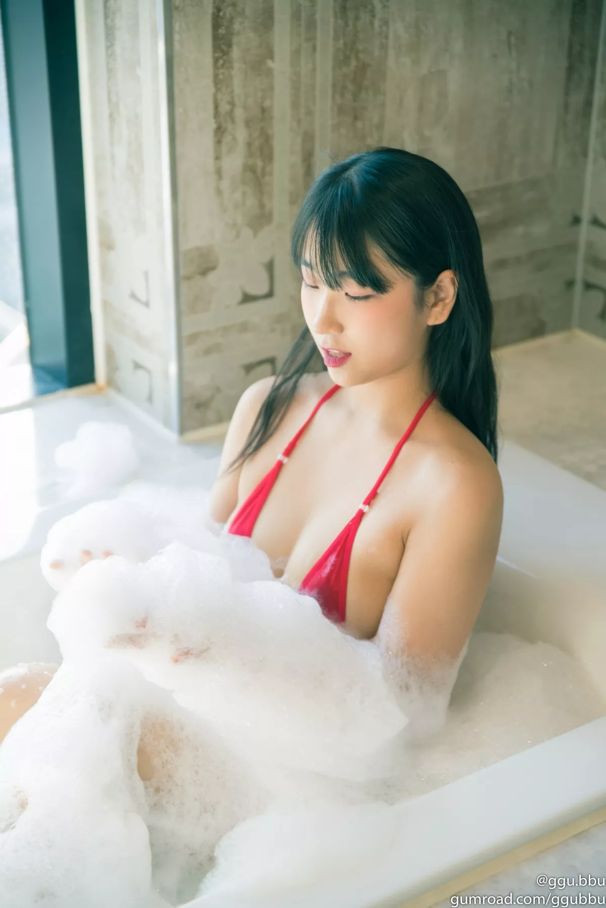 韩国美女ggubbu泡泡浴主题私房浴室性感红色三点式比基尼秀丰满身材诱惑写真50P