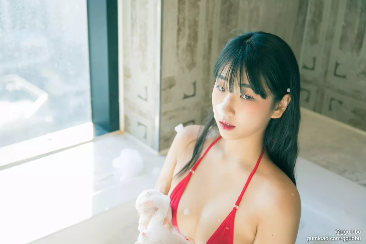 韩国美女ggubbu泡泡浴主题私房浴室性感红色三点式比基尼秀丰满身材诱惑写真50P