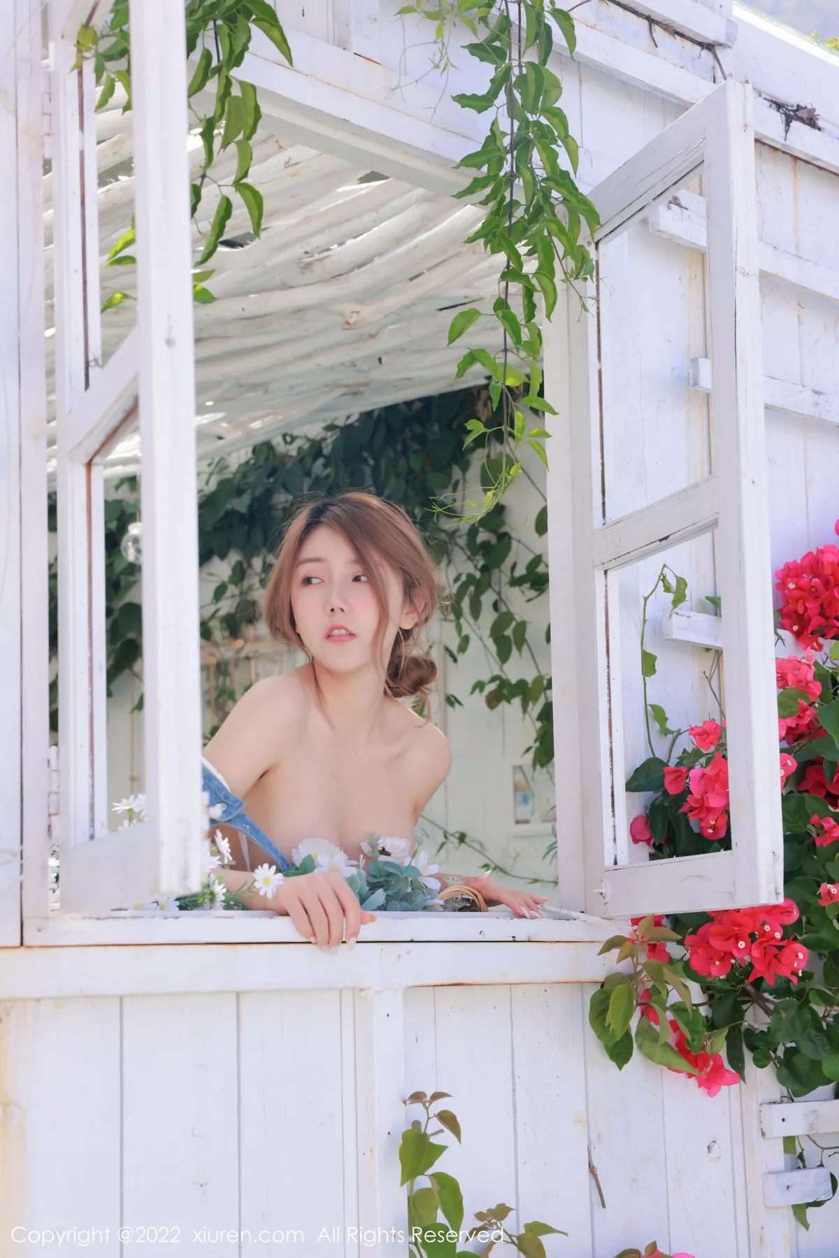 XiuRen第4922期_新人模特Sugar糖酒酒户外性感真空牛仔吊带侧露豪乳诱惑写真61P