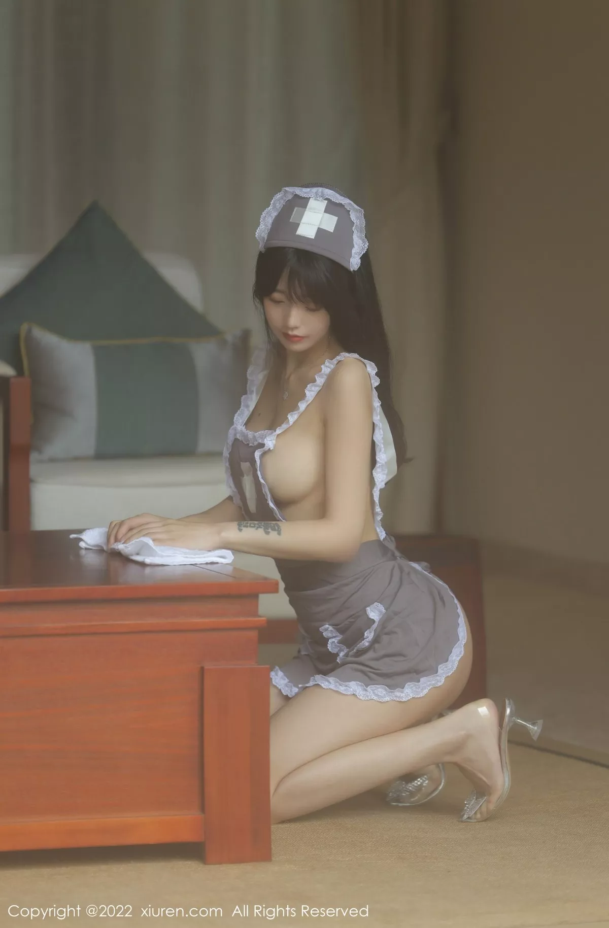 XiuRen第4924期_模特佘贝拉bella海南岛旅拍私房脱灰色女仆装秀完美身材诱惑写真76P