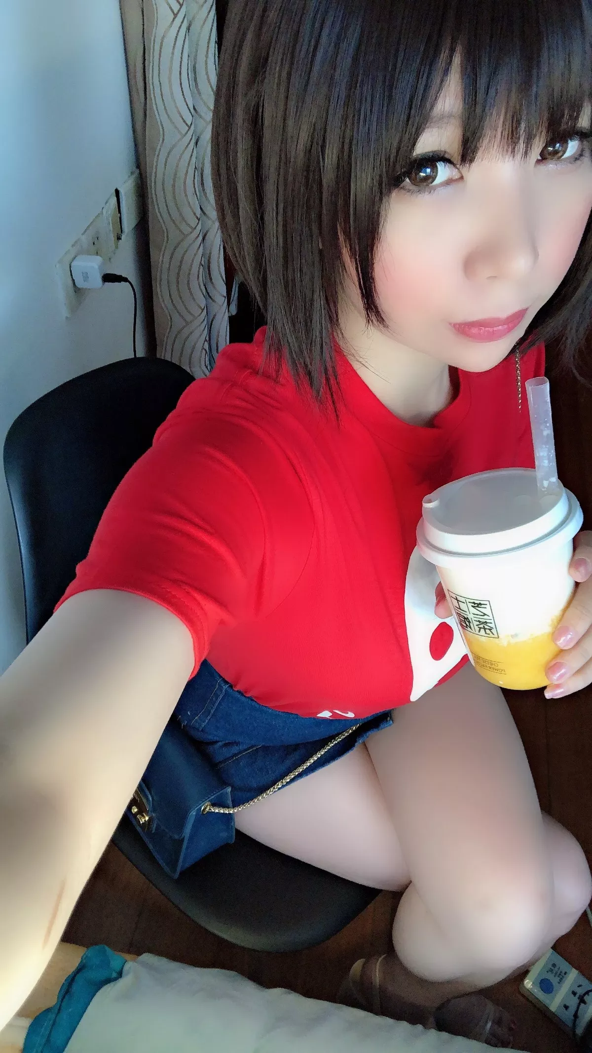 Coser美女鹿野希火红诱惑主题私房半脱上衣露性感蕾丝内衣秀丰满身材诱惑写真181P