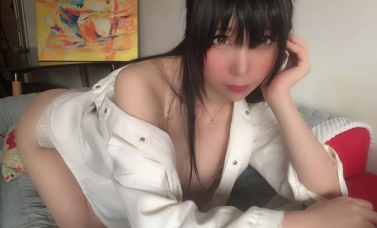 Coser美女鹿野希火红诱惑主题私房半脱上衣露性感蕾丝内衣秀丰满身材诱惑写真181P