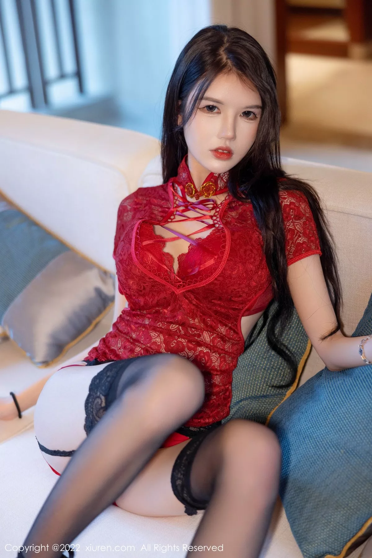XiuRen第4934期_模特媛媛酱belle珠三角旅拍红色内衣配黑色蕾丝吊袜诱惑写真40P