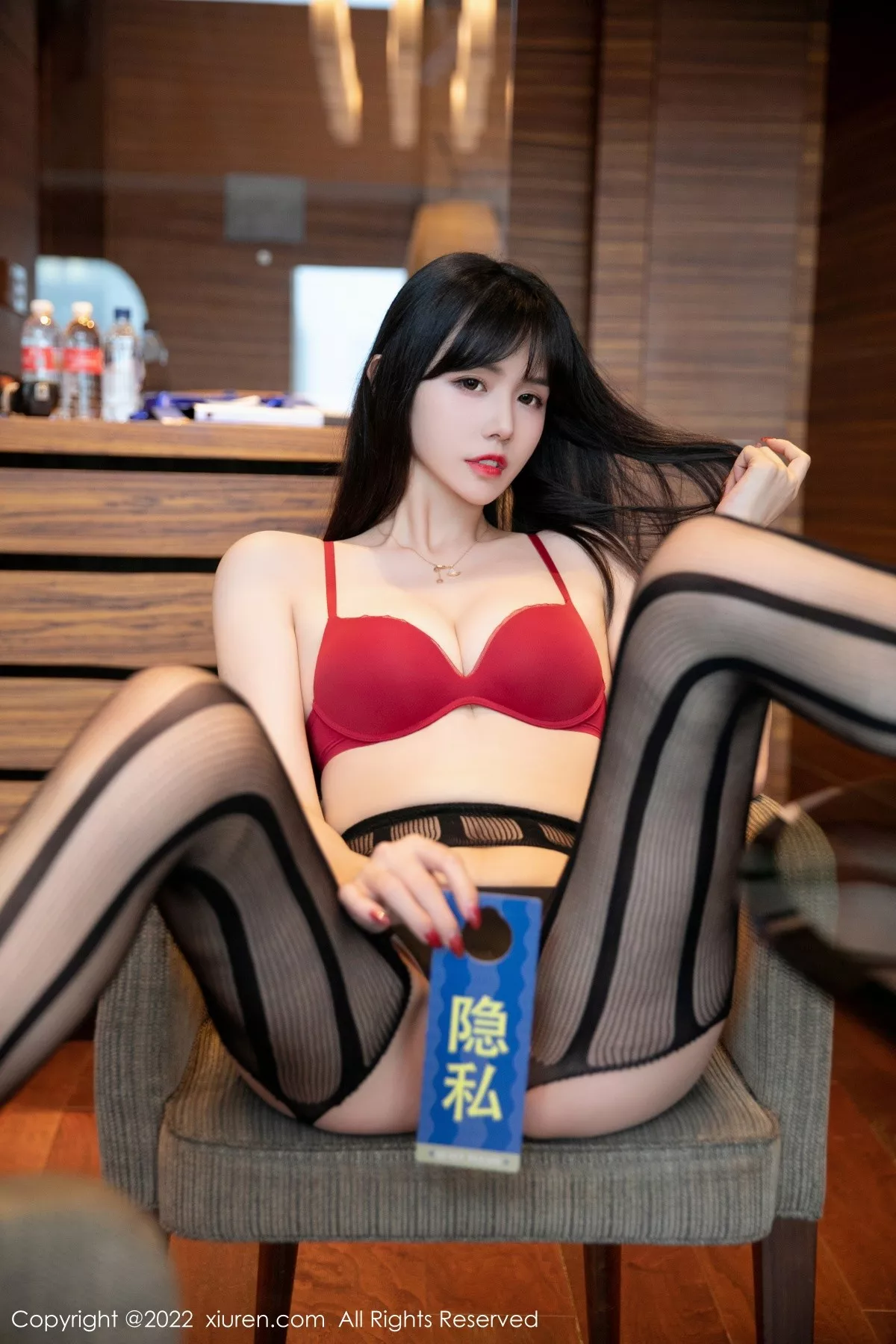 XiuRen第4929期_模特柚子私房性感红色内衣配吊带黑丝秀完美身材撩人诱惑写真41P