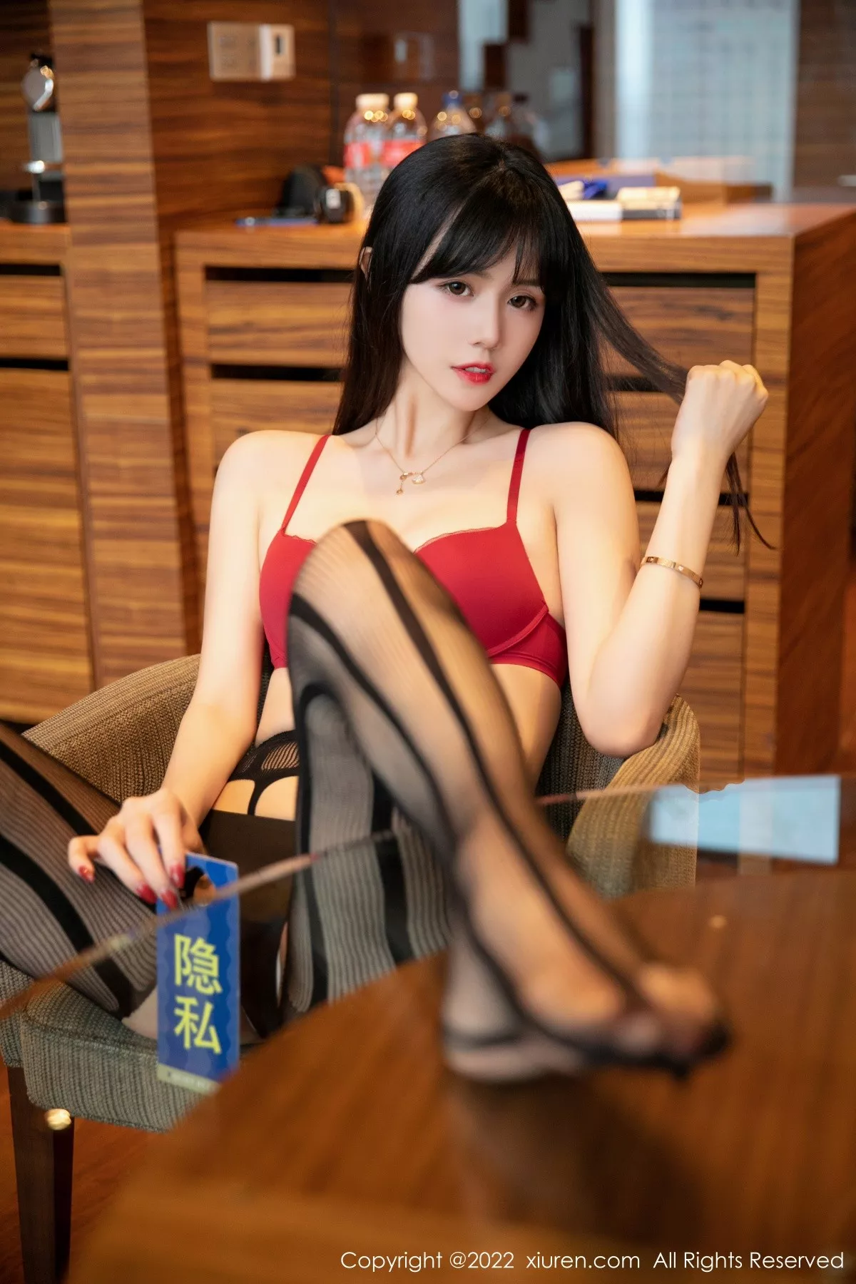 XiuRen第4929期_模特柚子私房性感红色内衣配吊带黑丝秀完美身材撩人诱惑写真41P