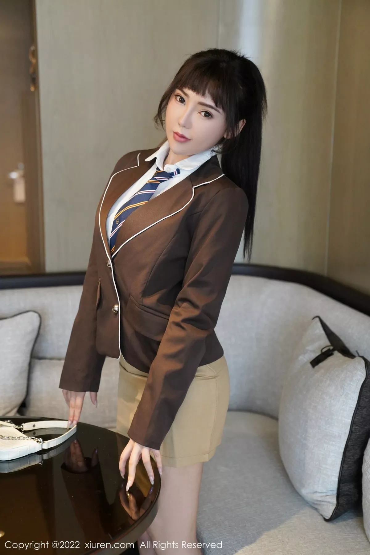 XiuRen第4937期_模特萌汉药baby私房浴室白T配黄短裙半脱露性感内衣诱惑写真53P
