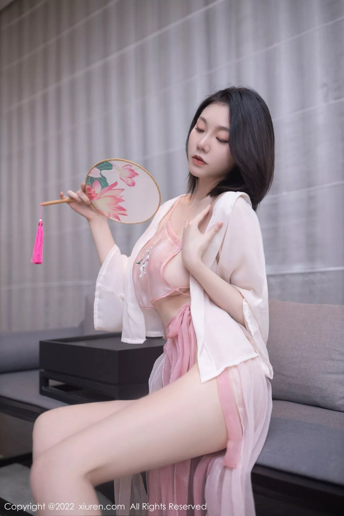 XiuRen第5052期_模特安然anran珠三角旅拍古装服饰粉色肚兜秀惹火身材诱惑写真74P