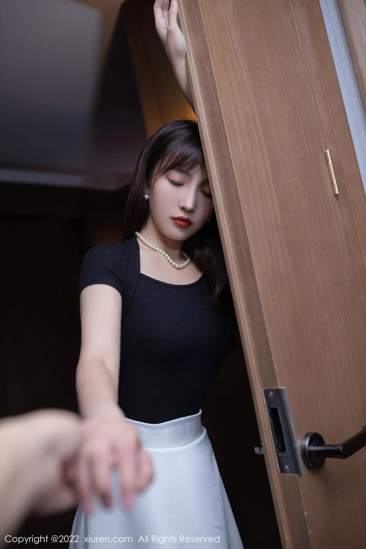 XiuRen第5095期_模特陆萱萱珠三角旅拍私房半脱露蕾丝内衣配超薄黑丝诱惑写真84P