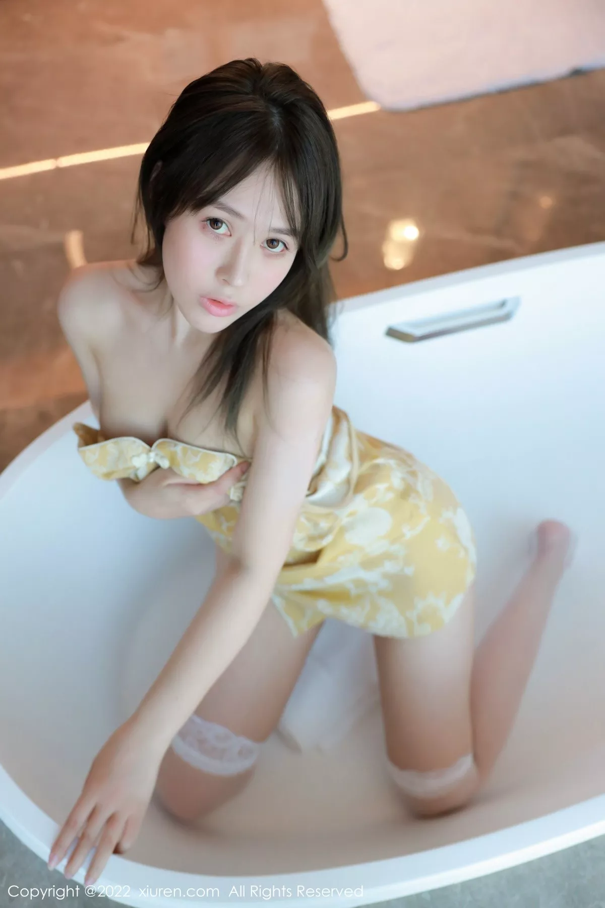 XiuRen第5107期_女神Evelyn艾莉杭州旅拍黄色短款旗袍秀翘臀美腿迷人诱惑写真60P