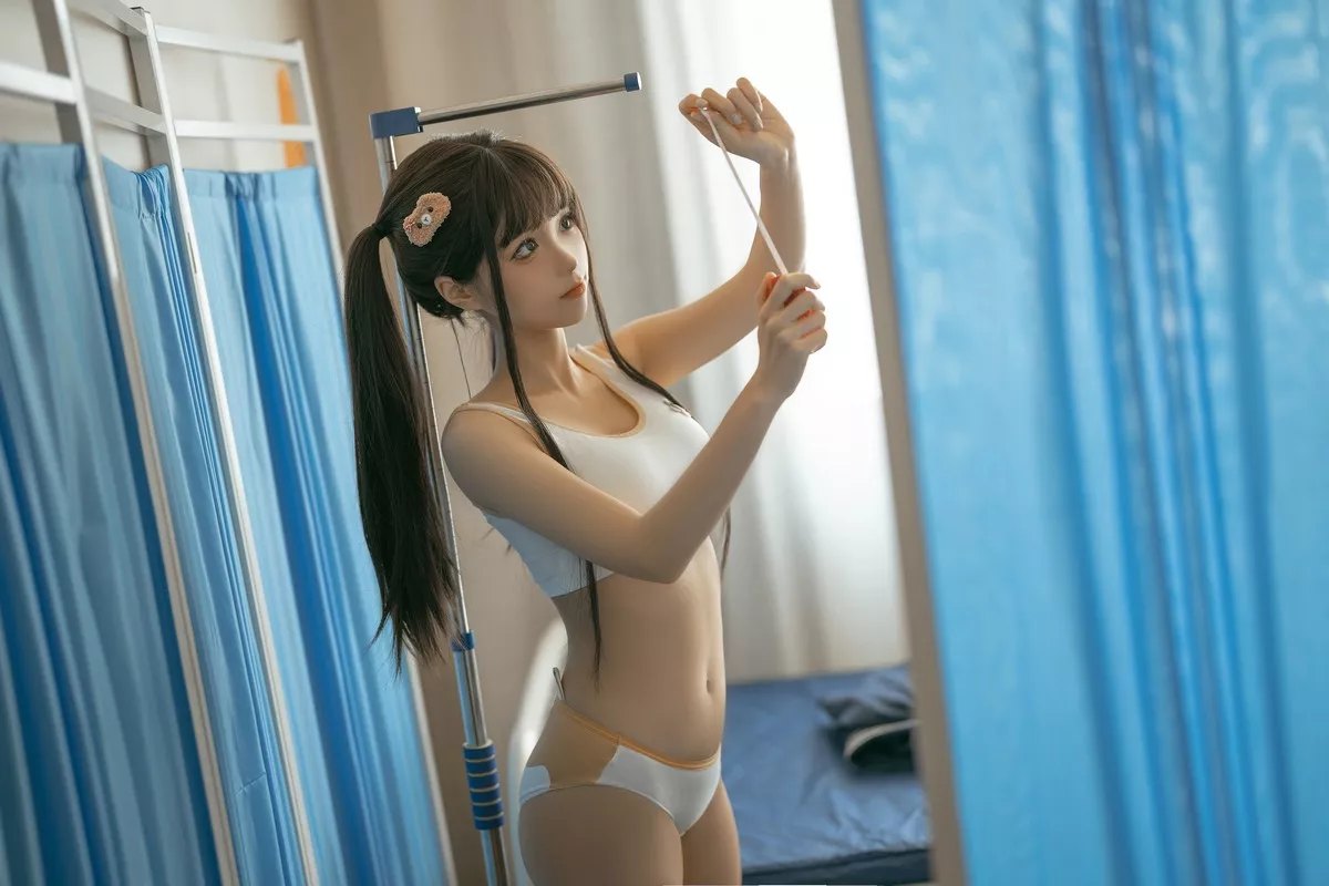 动漫博主蠢沫沫身体检查主题医院病床上半脱病服露傲人豪乳遮点极致诱惑写真150P