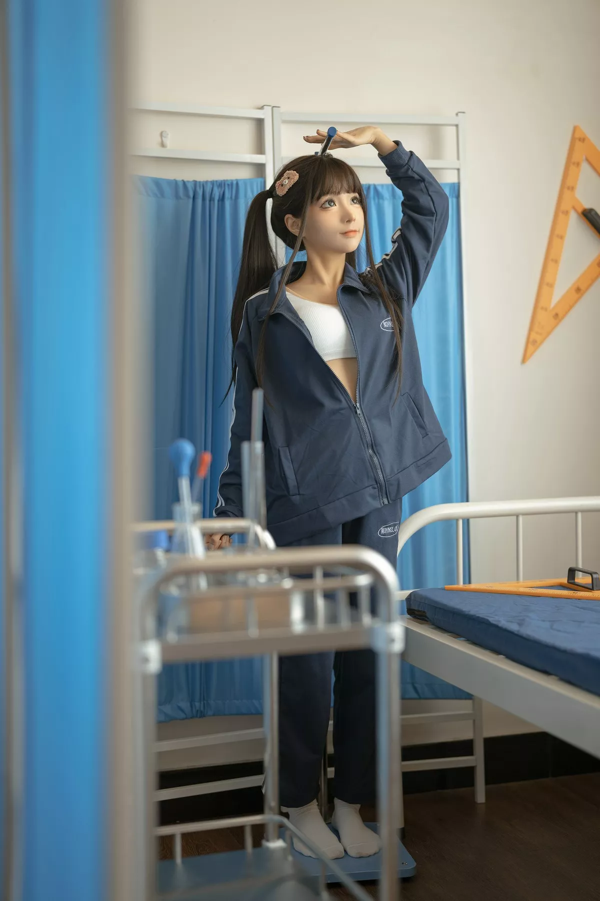 动漫博主蠢沫沫身体检查主题医院病床上半脱病服露傲人豪乳遮点极致诱惑写真150P
