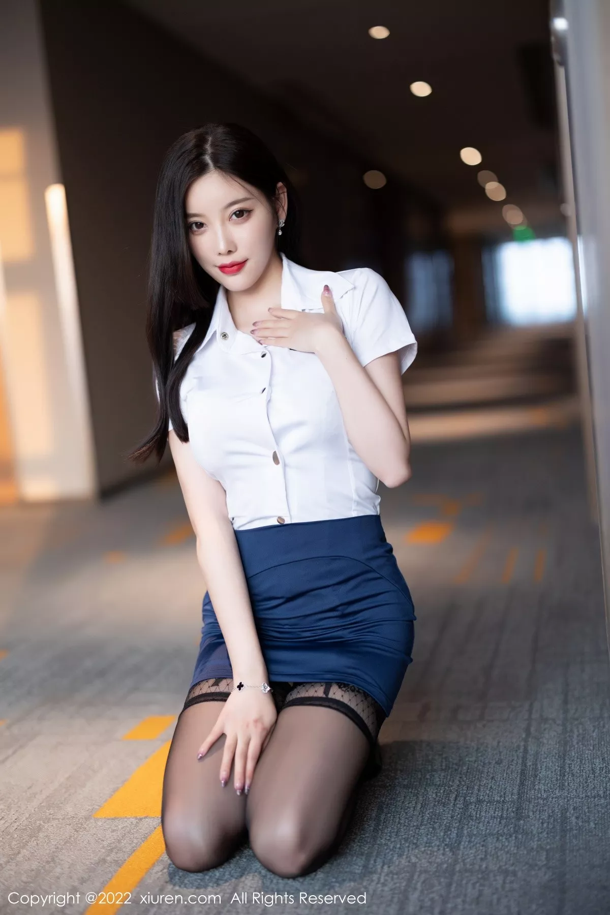 XiuRen第5114期_女神杨晨晨Yome私房脱性感制服露黑色蕾丝内衣完美诱惑写真71P