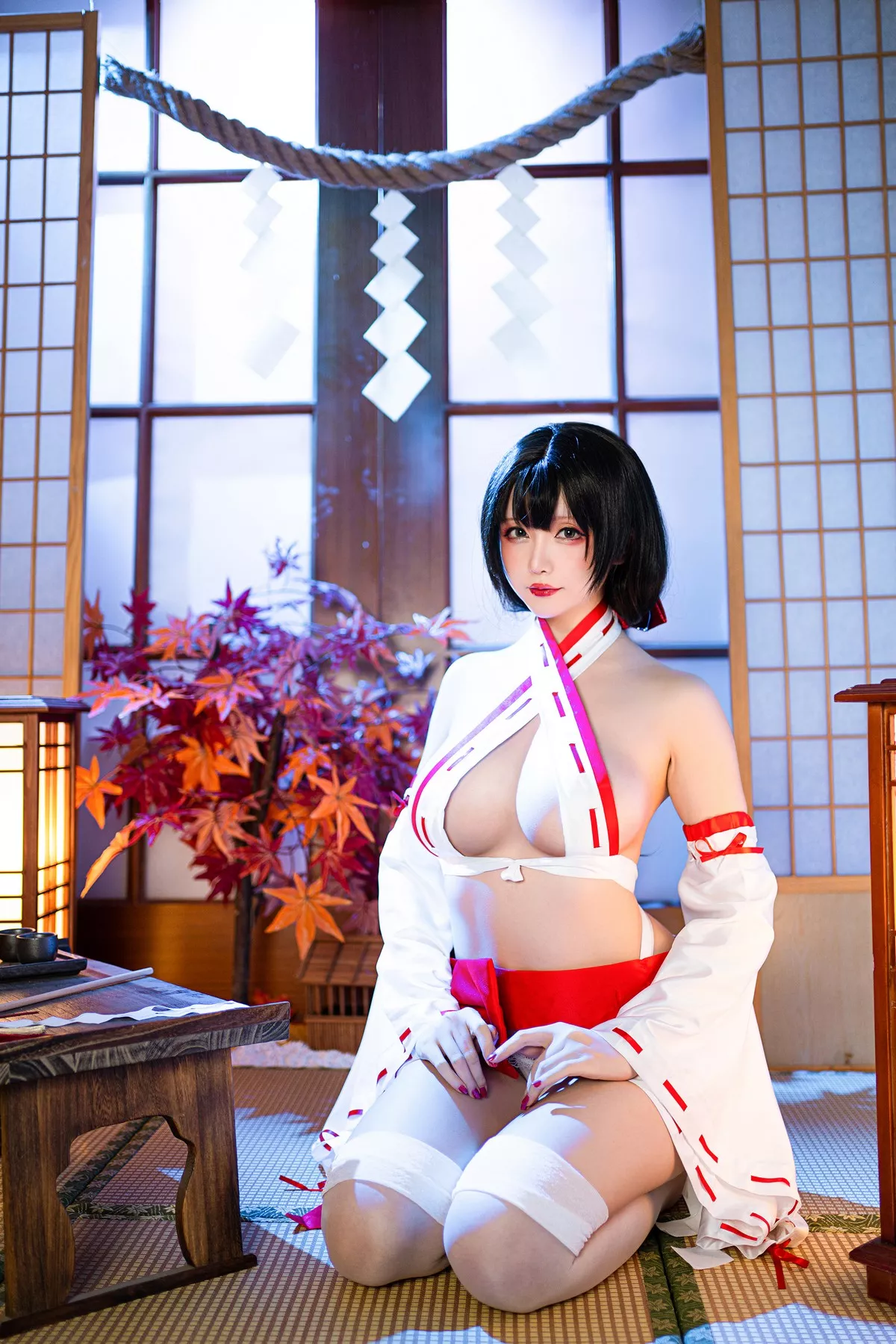 Coser小姐姐星之迟迟新春巫女主题性感白色情趣服饰配白丝袜露豪乳翘臀诱惑写真60P