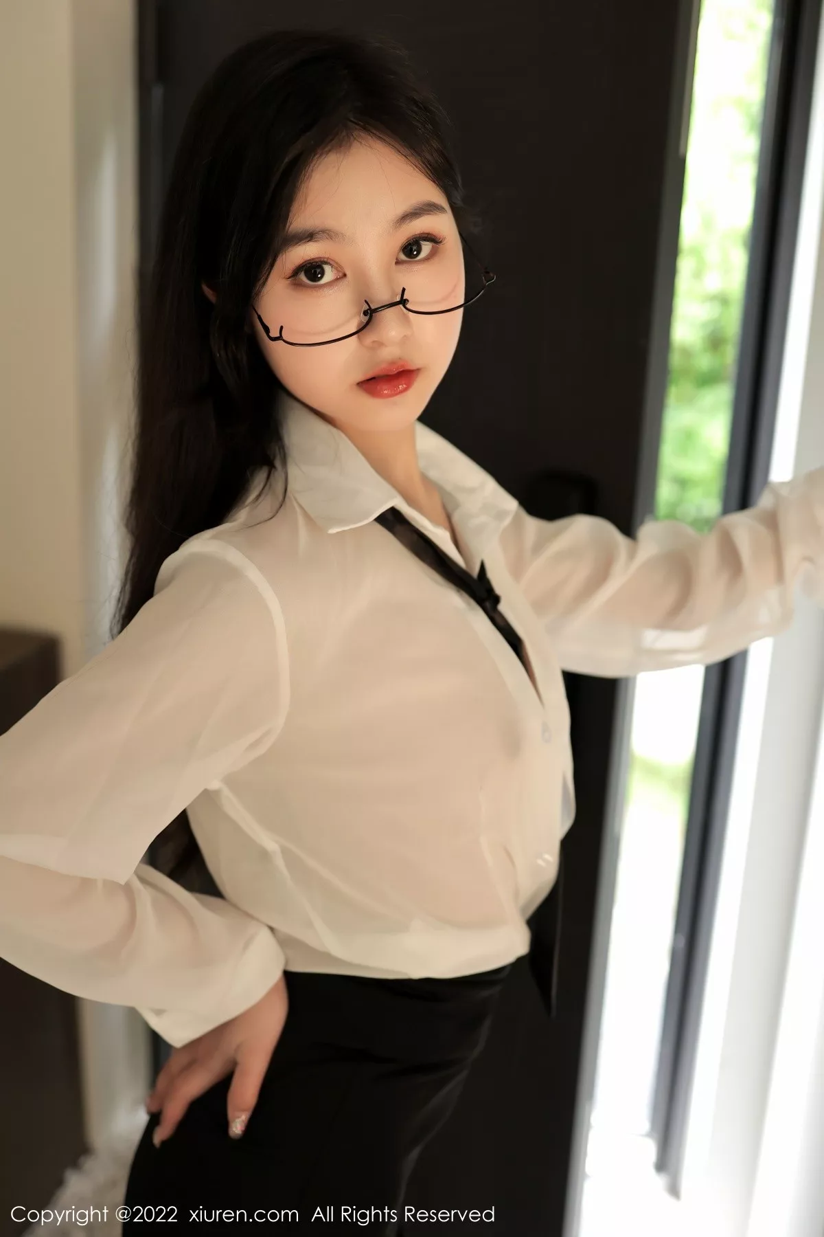 XiuRen第5117期_模特谢晚晚性感白T配黑色短裙露超薄黑丝秀翘臀美腿诱惑写真83P