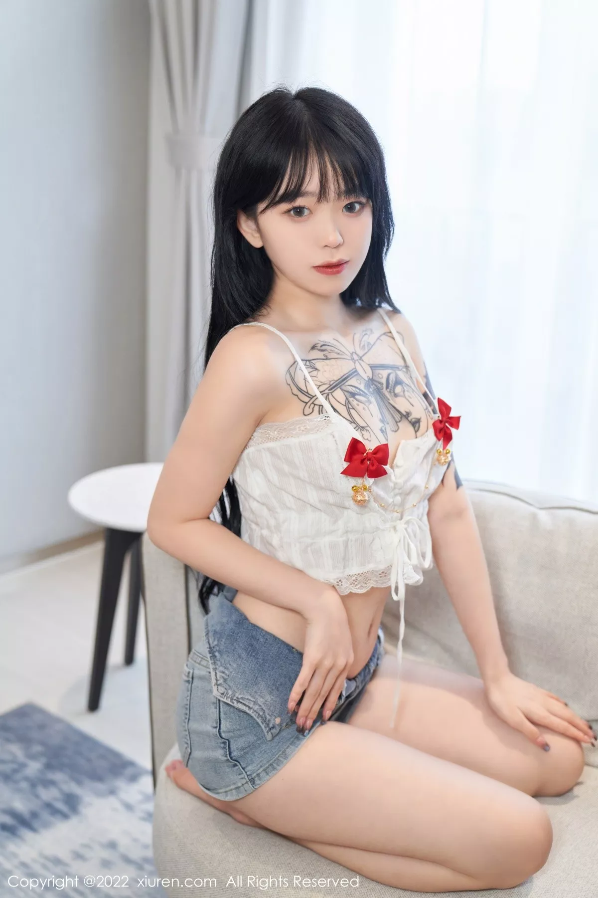 XiuRen第5124期_模特奶瓶私房性感白色吊带上衣配牛仔短裤秀曼妙身材诱惑写真73P