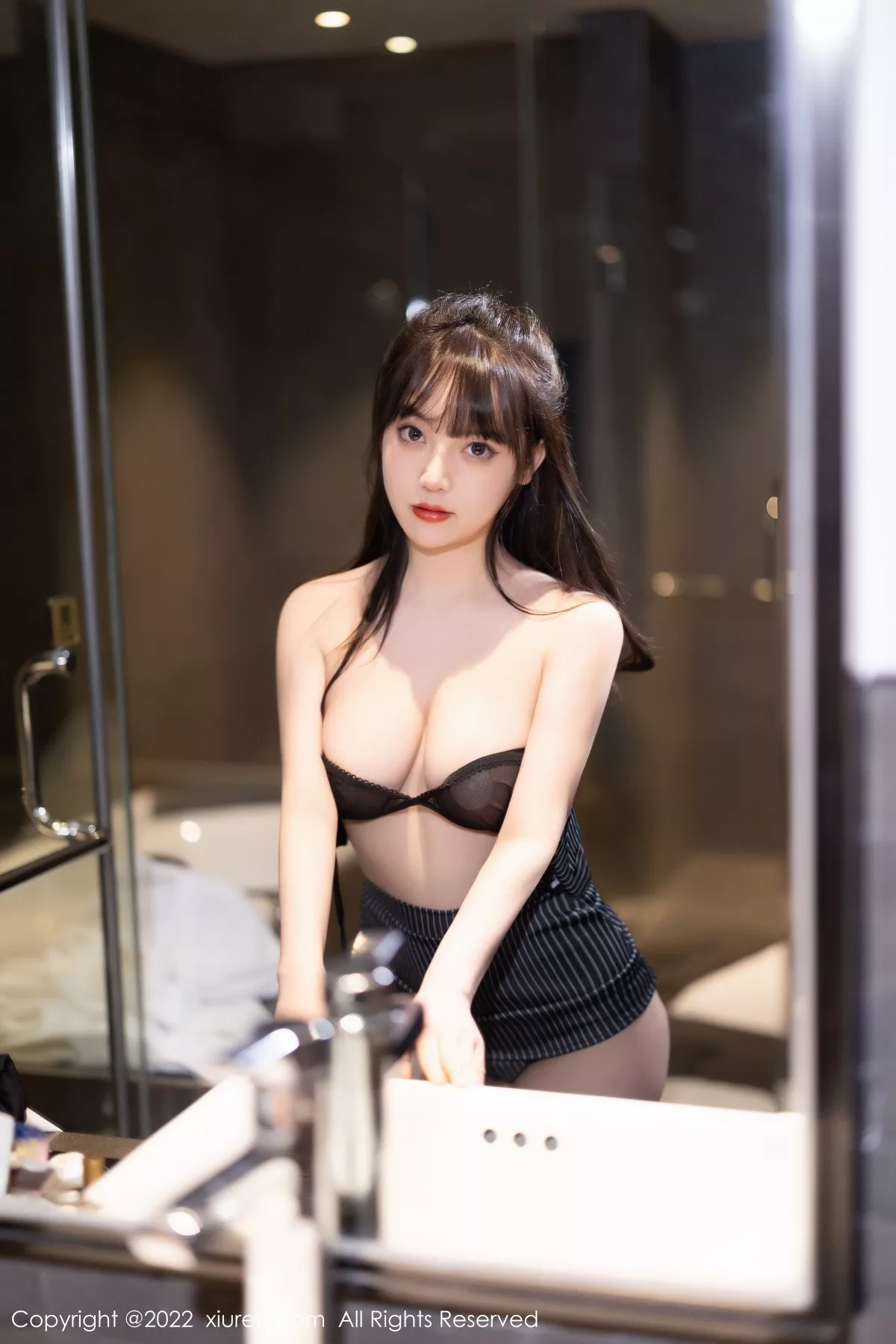 XiuRen第5122期_模特豆瓣酱厦门旅拍黑色轻透衣配短裙半脱露性感内衣诱惑写真70P