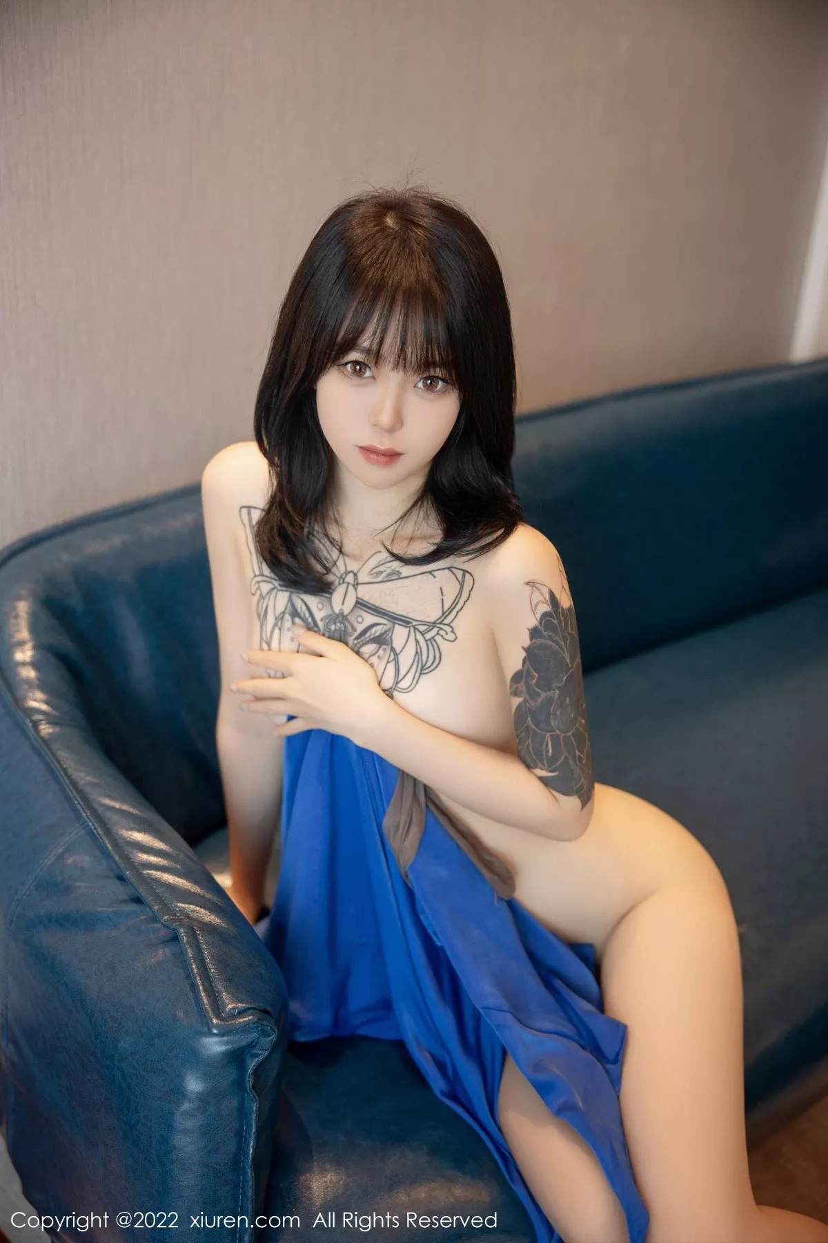 XiuRen第5165期_模特奶瓶蓝色吊裙配灰丝裤袜秀曼妙身材性感美腿迷人诱惑写真82P