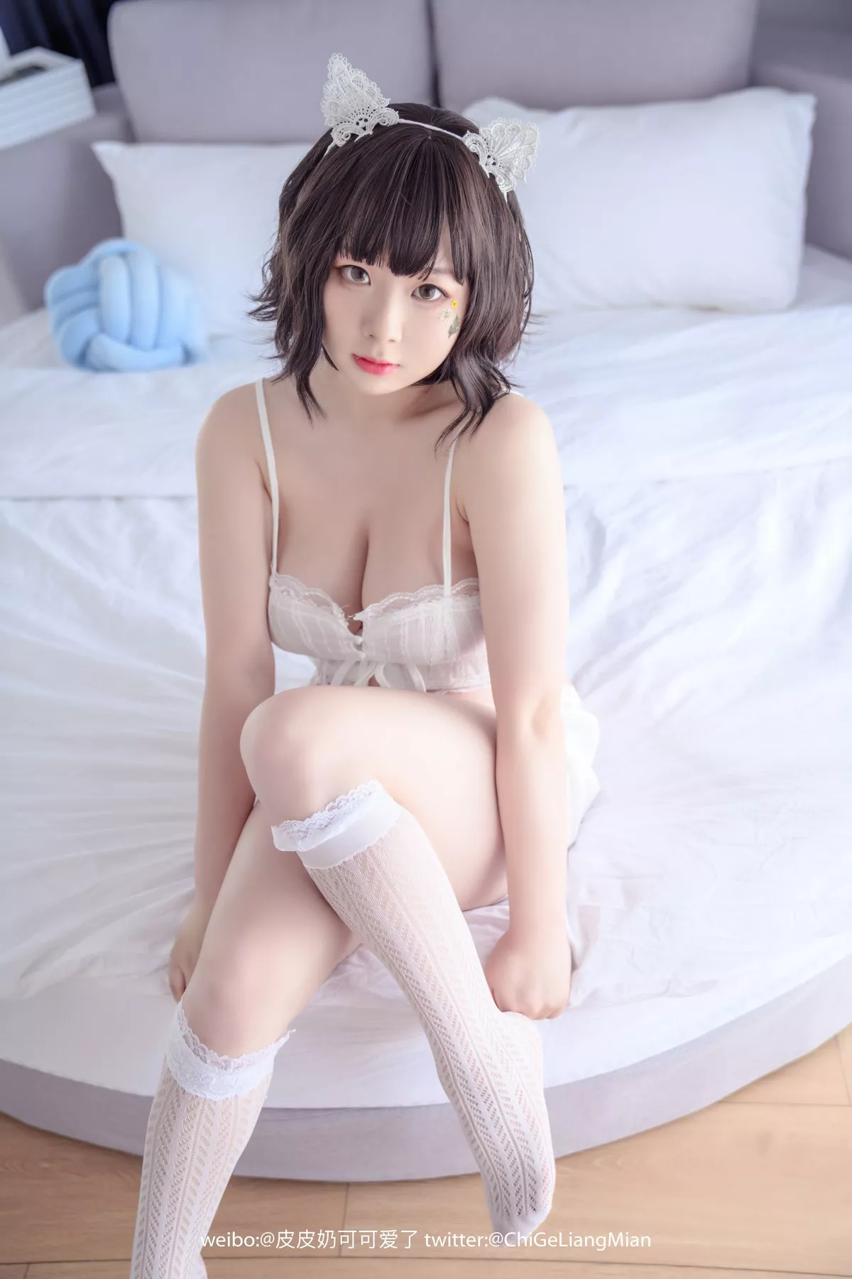 网络美女皮皮奶白睡衣主题私房床上白色低胸吊带睡衣秀傲人豪乳惹火诱惑写真50P