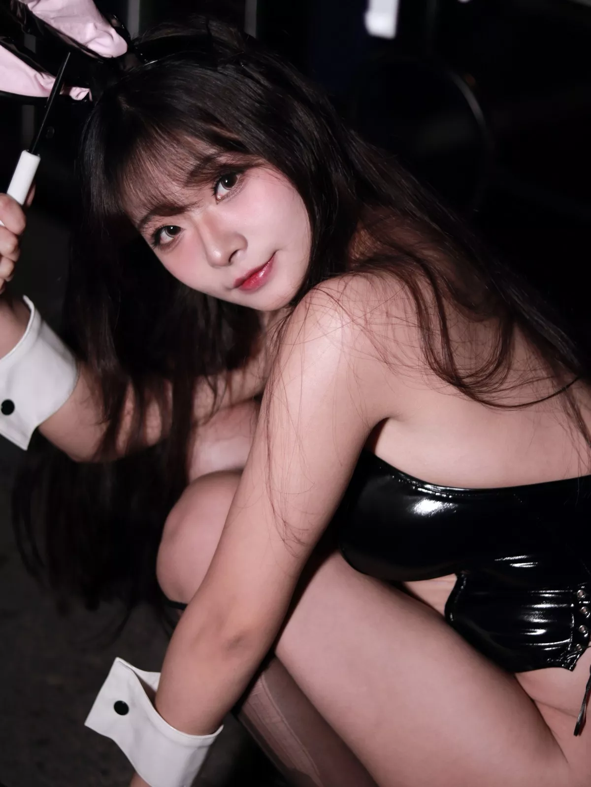 网络美女yuuhui玉汇雨中透明兔女郎主题户外透明连体胶衣秀火辣身材诱惑写真35P