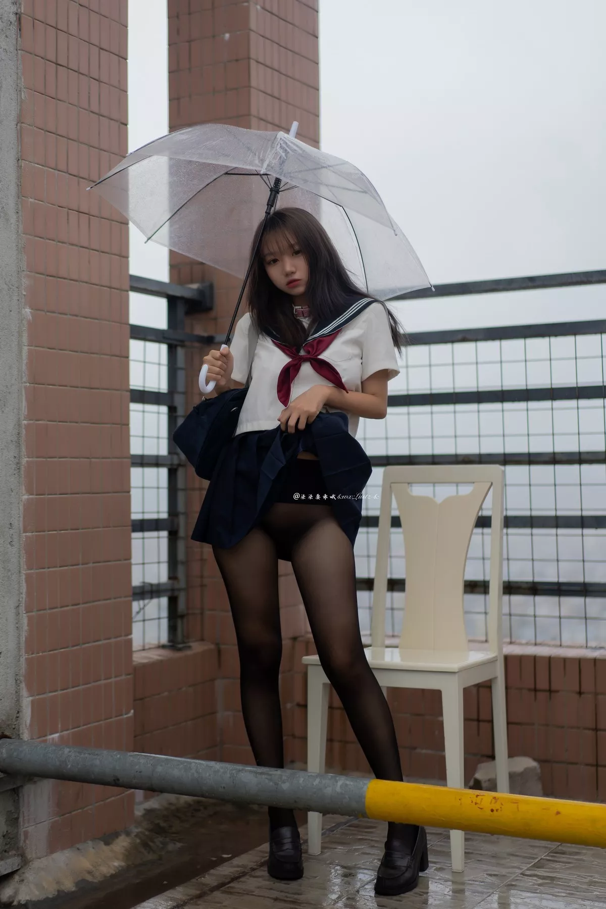 动漫博主柒柒要乖哦天台学姐主题性感学生制服下超薄无内黑丝秀翘臀诱惑写真80P